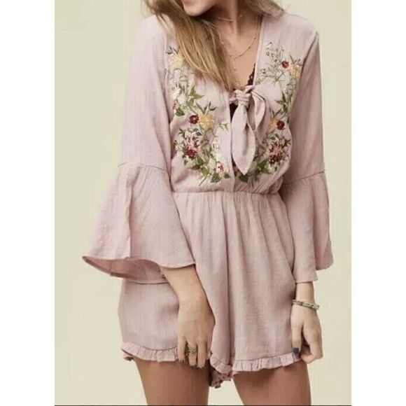 ALTAR'D STATE Jonna Floral Embroidered Romper Size S Maeve Pink Summer Spring - Picture 1 of 7